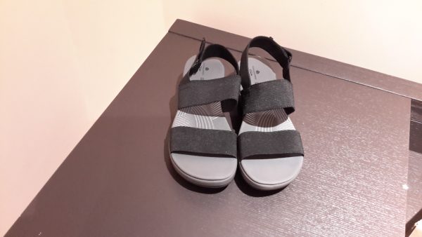 Nu pied elastique deux bandes noir  tres confortable Clarks 39